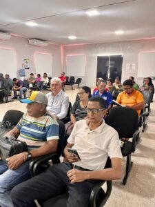 Na imagem, servidores municipais estão na galeria da câmara municipal acompanhando a faça do presidente do SINTESPEM na tribuna da casa legislativa.